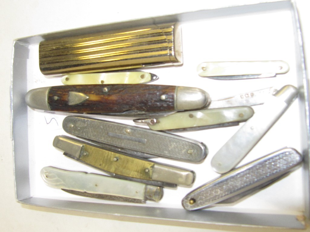 Appraisal: Lot comprising nine assorted pocket knives two silver bladed and