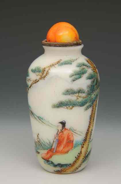 Appraisal: A CHINESE BEJIING MILK GLASS SNUFF BOTTLE decorated with a