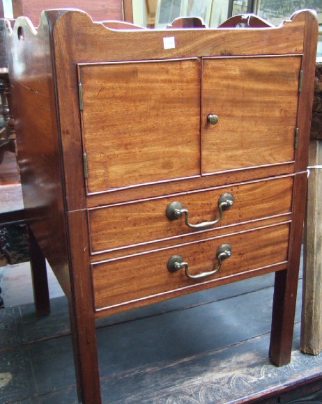 Appraisal: A George III mahogany tray top bedside commode late th