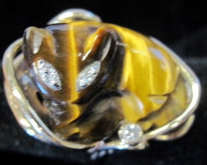 Appraisal: karat yellow gold tiger's eye and diamond 'cat' ring Carved