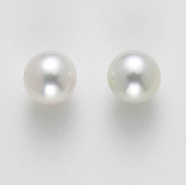 Appraisal: A pair of South Sea cultured pearl and k white