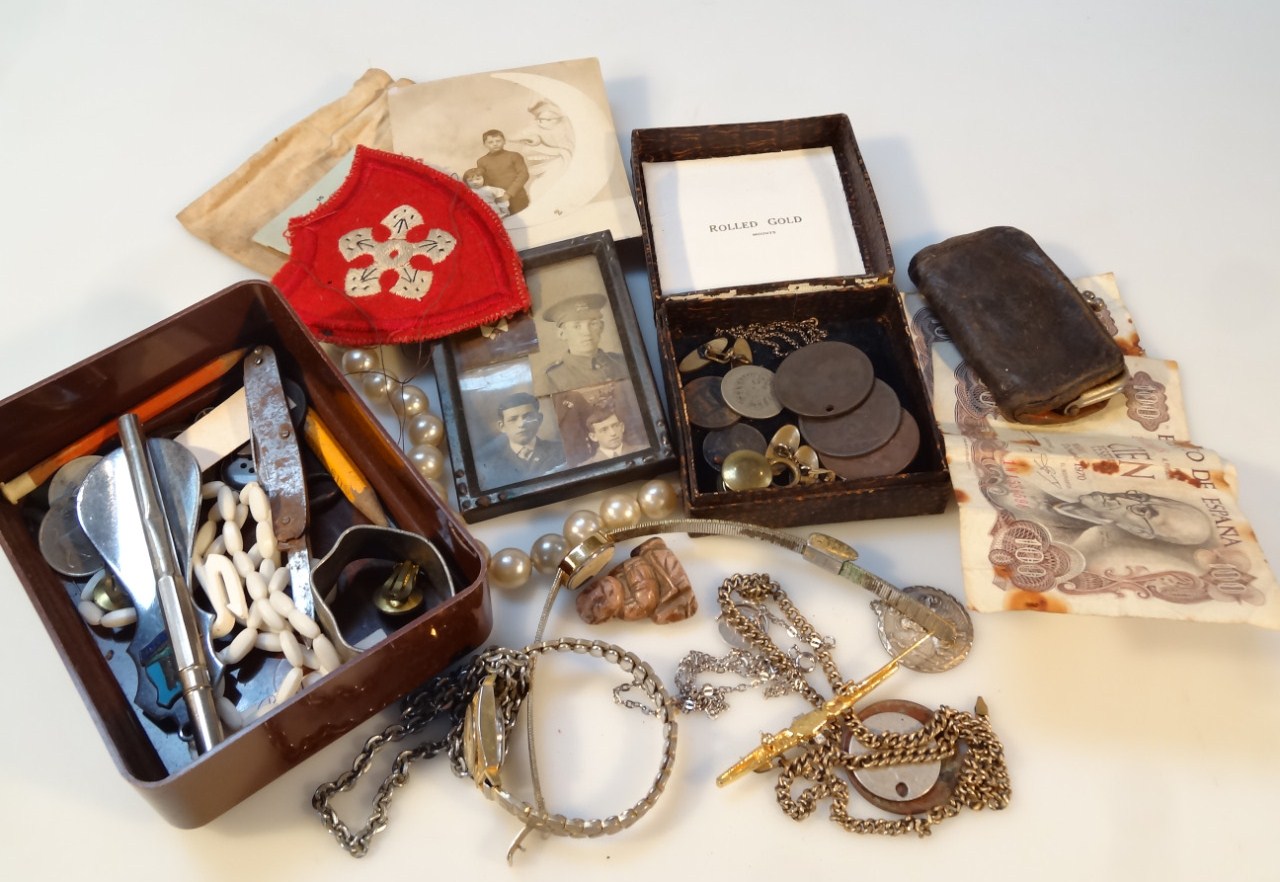 Appraisal: Various costume jewellery coins and collectable items to include iron