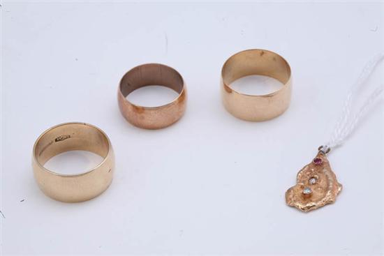 Appraisal: FOUR PIECES OF GOLD JEWELRY Three gold bands and gold