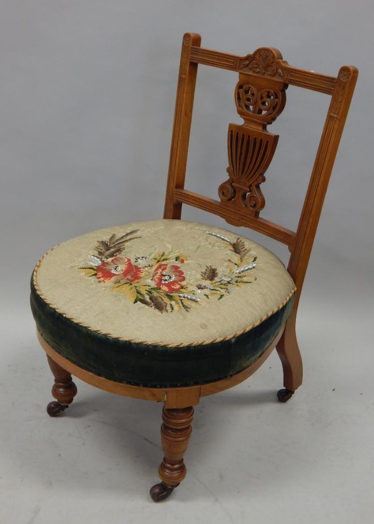 Appraisal: A Victorian walnut nursing chair with a pierced splat and