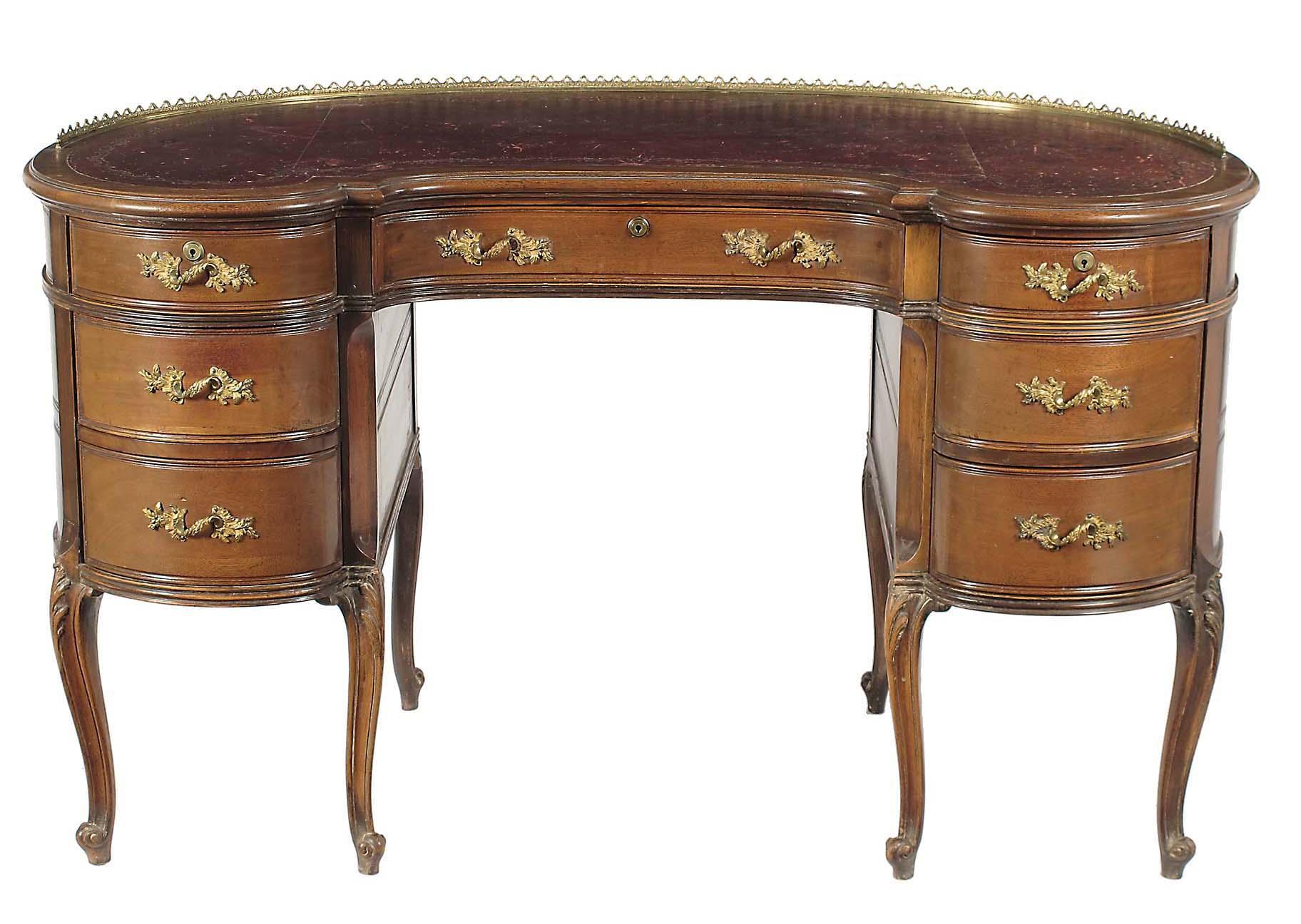 Appraisal: A late Victorian walnut kidney shape lady s writing table