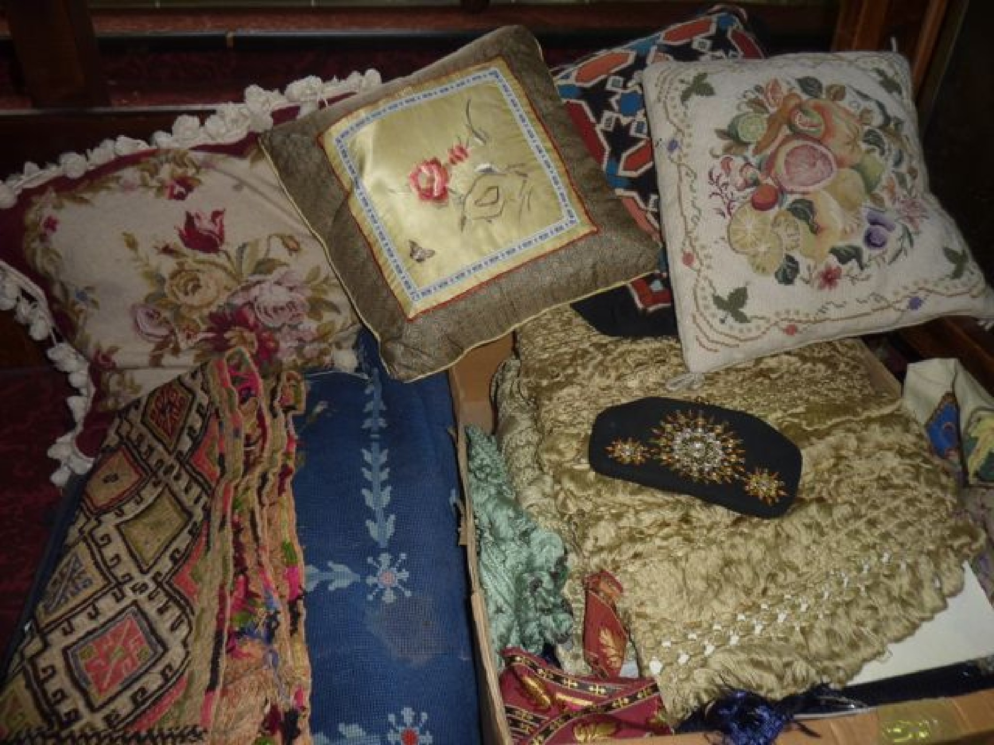 Appraisal: A mixed quantity of textiles to include embroidered cushions of