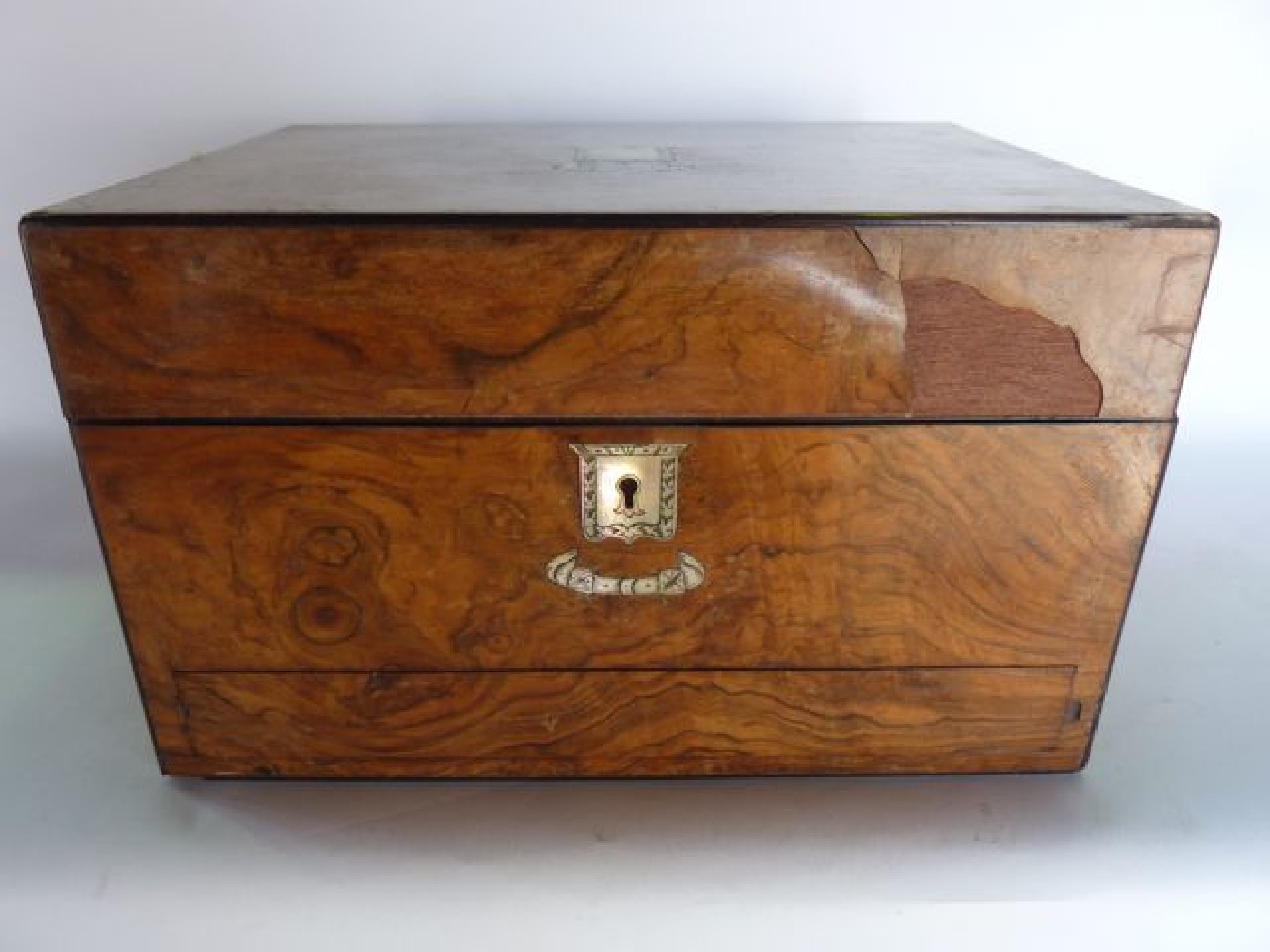 Appraisal: A good quality Victorian walnut veneered jewellery box with mother