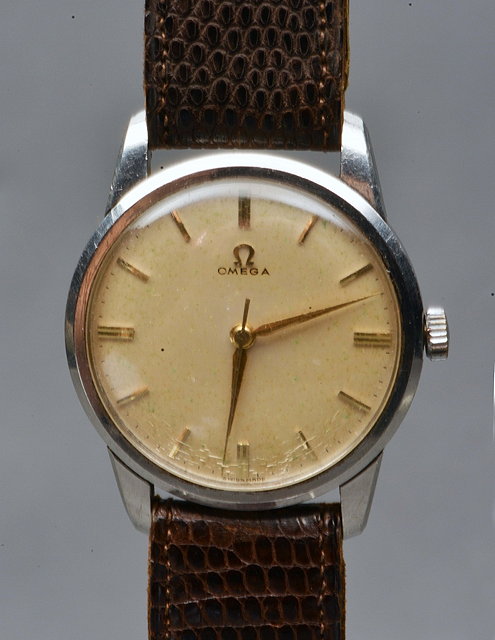 Appraisal: A 'S GENTLEMANS STAINLESS STEEL OMEGA WRIST WATCH with cream