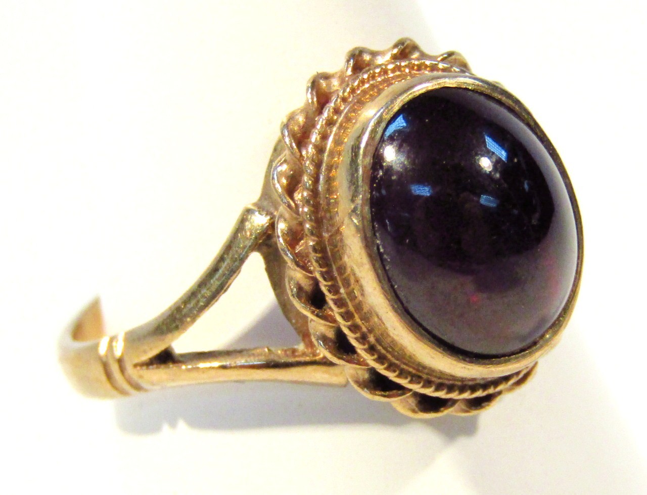 Appraisal: A ladies ct gold dress ring with polished black stone