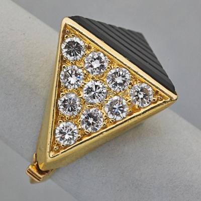 Appraisal: MODERN K GOLD DIAMOND ONYX RING ca Triangular panels of