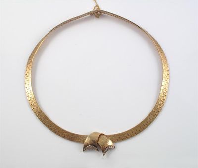 Appraisal: A ct gold necklace The textured integrated necklace with centre