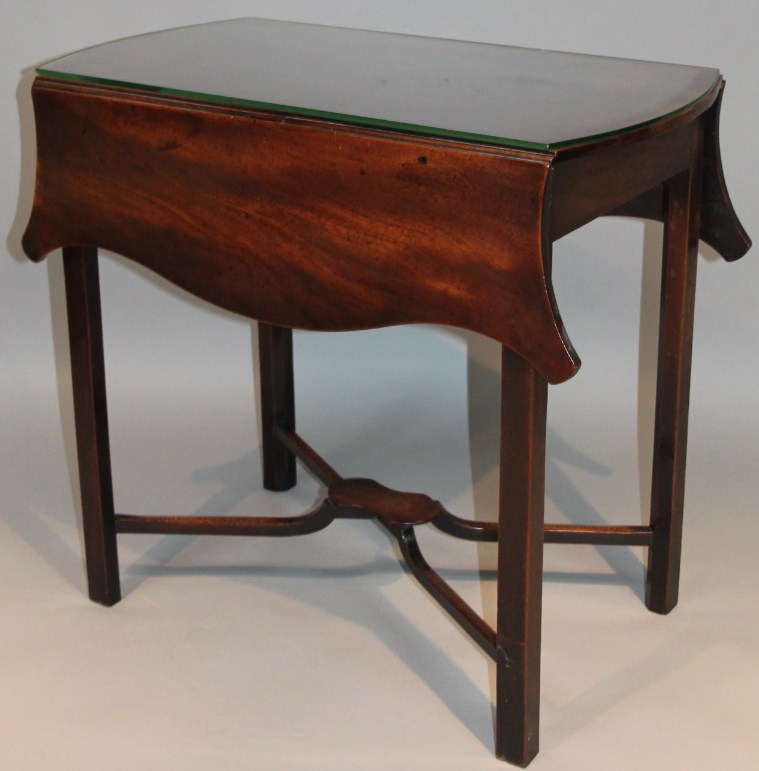 Appraisal: A late thC figured mahogany dropleaf table the butterfly top