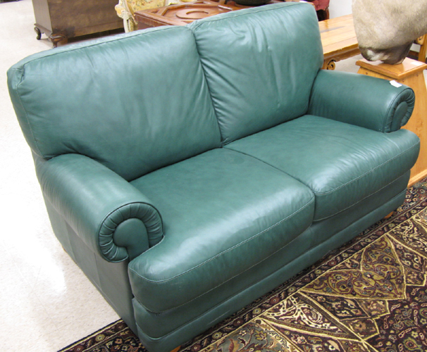 Appraisal: CONTEMPORARY GREEN LEATHER LOVESEAT The traditional style loveseat is completely