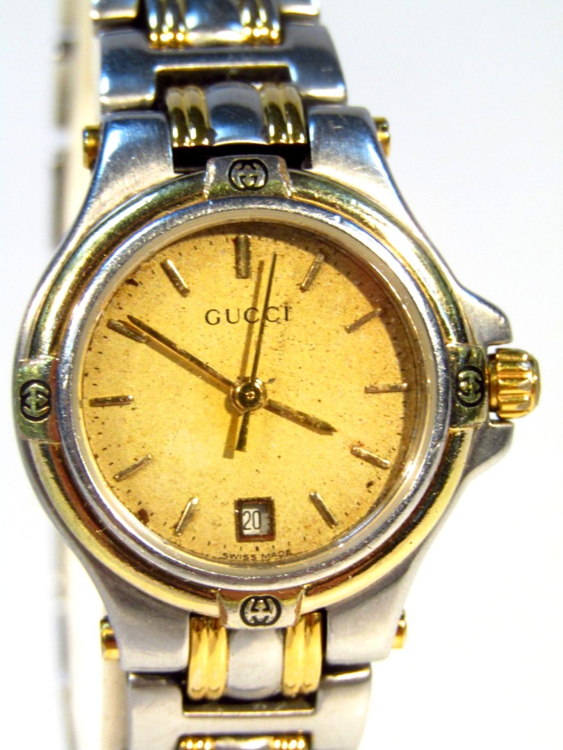 Appraisal: A ladies Gucci wristwatch with cm dia dial with baton