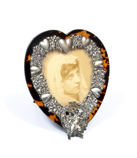 Appraisal: A GEORGE V SILVER MOUNTED TORTOISESHELL HEART SHAPED PHOTOGRAPH FRAME