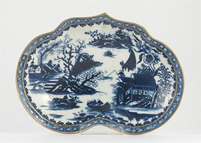 Appraisal: A Worcester heart-shaped dish printed in blue with an unusual