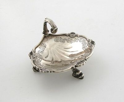 Appraisal: A modern shell-shaped bon bon dish with engraveed decoration scroll