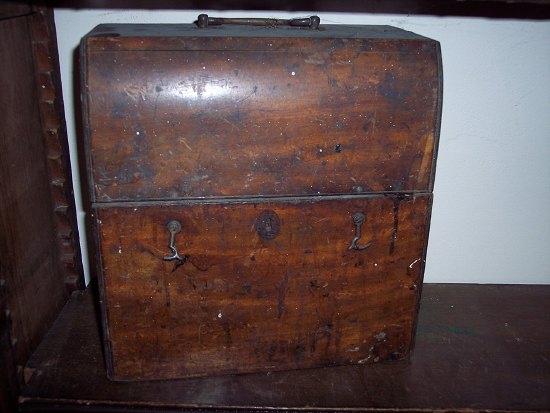 Appraisal: A mahogany box the hinged domed lid enclosing a compartment