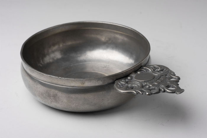 Appraisal: PEWTER PORRINGER ROBERT BUSH SR BRISTOL ENGLAND CIRCA - Maker's