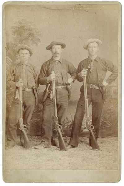 Appraisal: Cabinet Card Photograph of Three Armed Civilians This photo measures