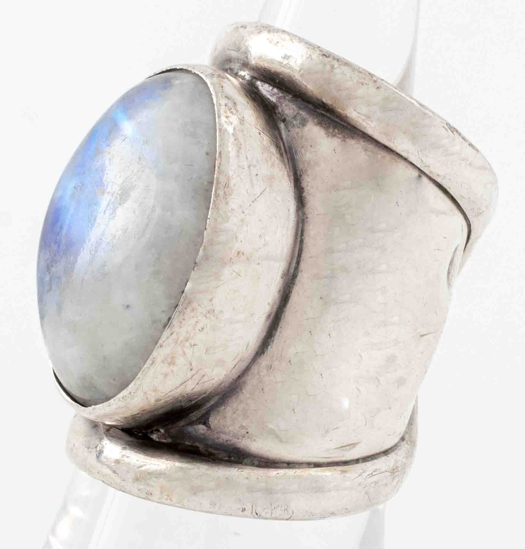 Appraisal: VINTAGE SILVER OVAL MOONSTONE RING Vintage silver hammer finished oval