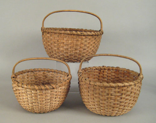 Appraisal: Graduated set of three splint oak gathering baskets th c