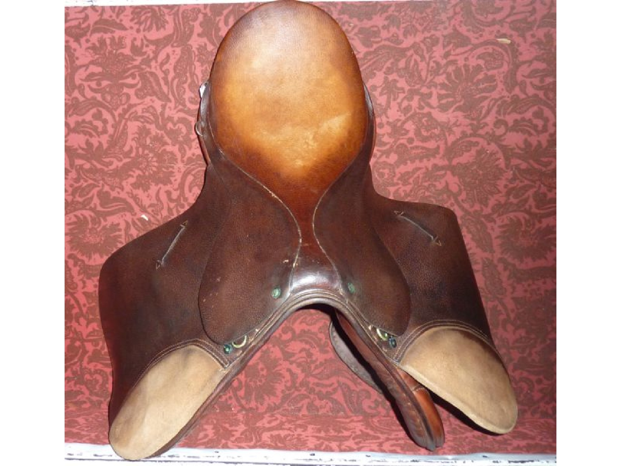 Appraisal: A single vintage tan leather saddle together with a box