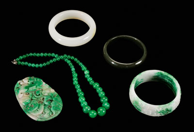 Appraisal: Five pieces Chinese stone jewelry strand of graduated green hardstone