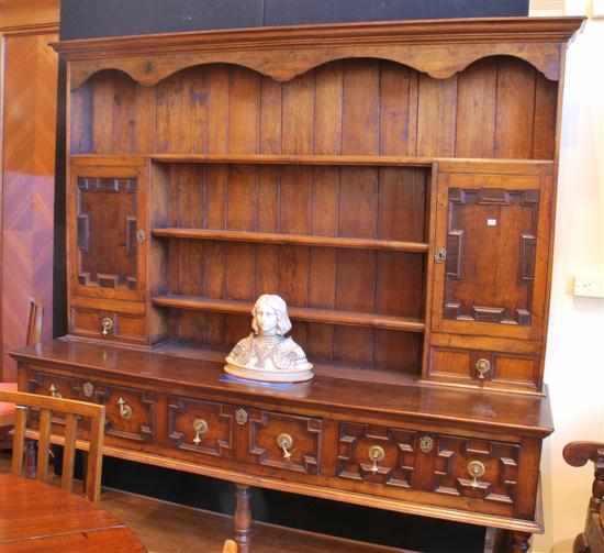 Appraisal: A good oak Welsh dresser The boarded plate rack with