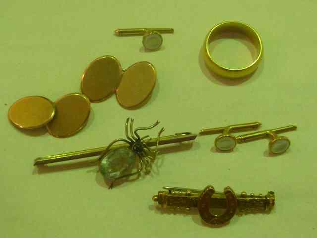 Appraisal: A SMALL COLLECTION OF MISCELLANEOUS JEWELLERY including an ct gold