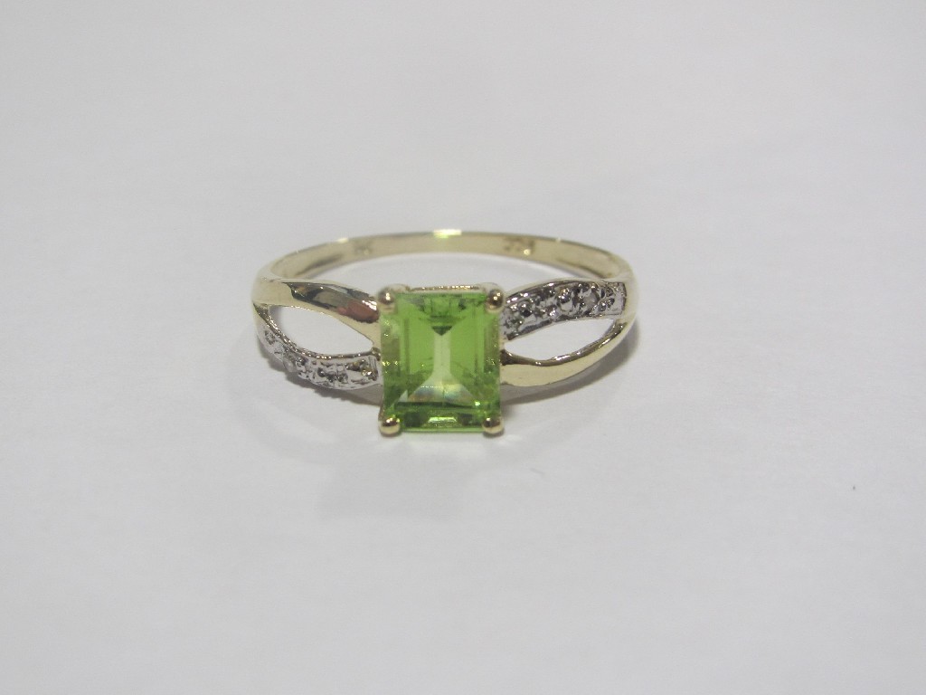 Appraisal: A ct gold peridot and diamond set dress ring