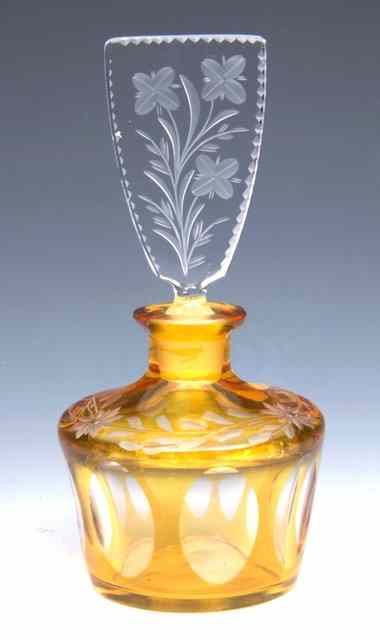 Appraisal: AN AMBER FLASH CUT GLASS SCENT BOTTLE with cut floral