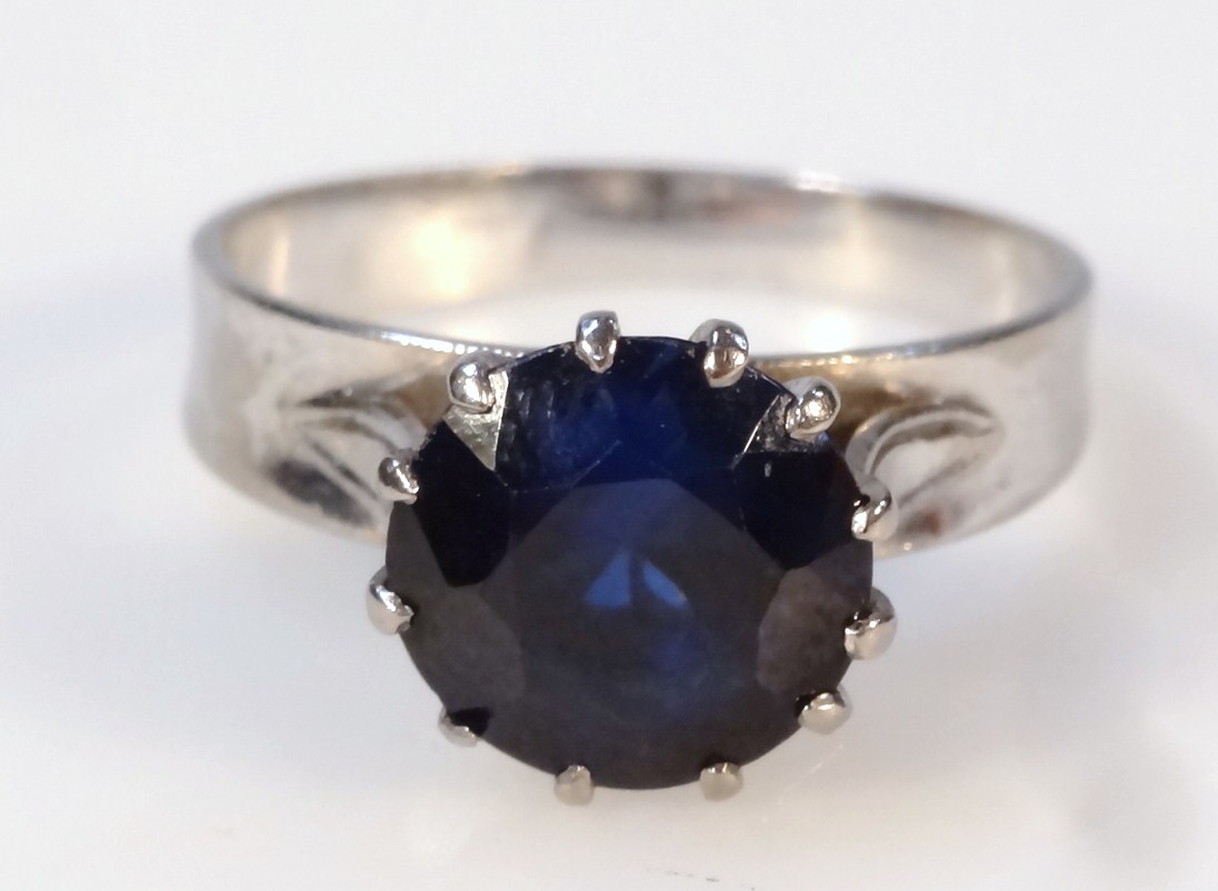 Appraisal: A ladies solitaire ring claw set with a sapphire plain