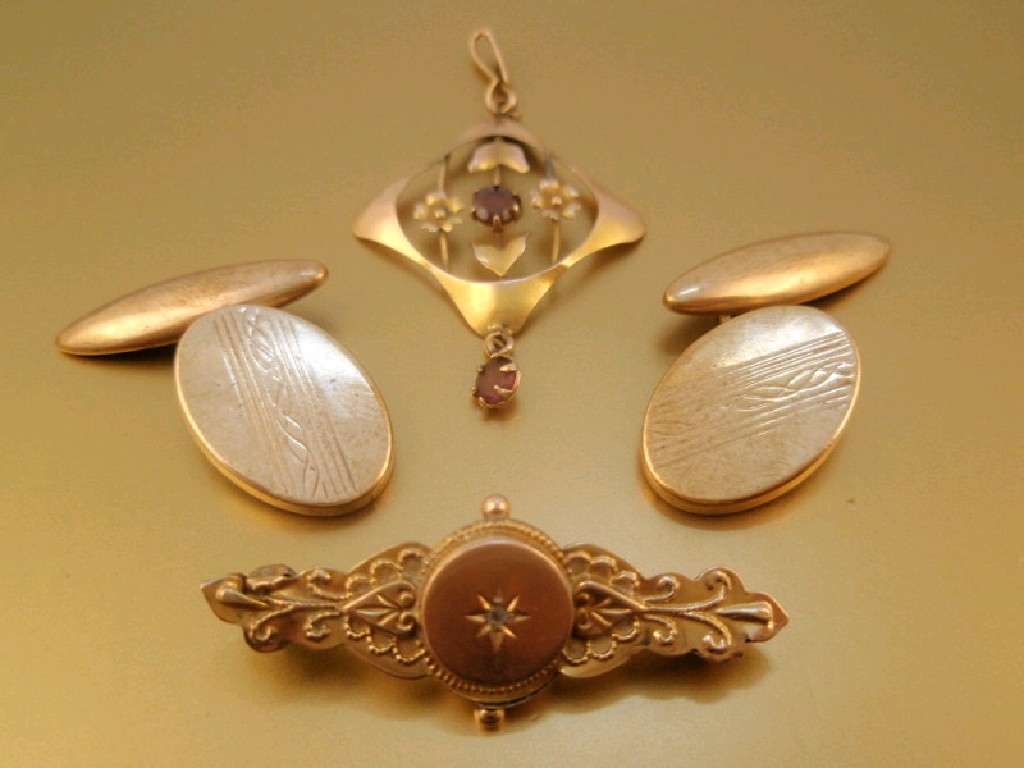 Appraisal: A small Edwardian pendant a pair of cufflink's and a