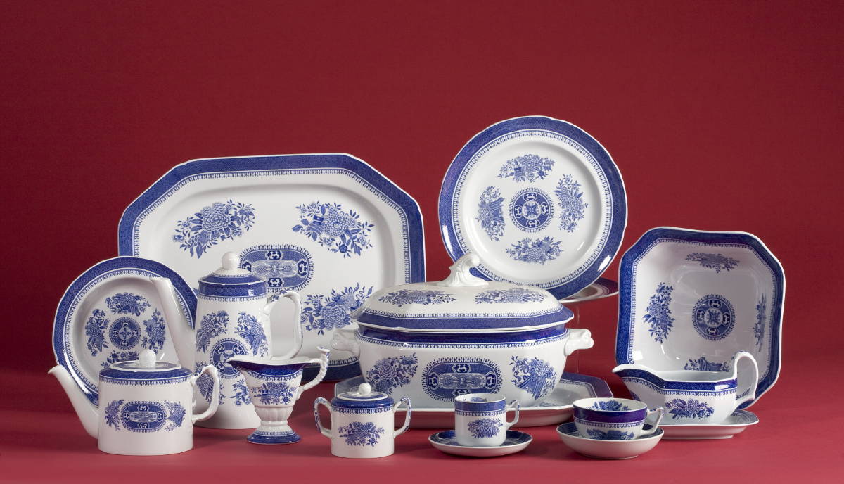 Appraisal: COPELAND SPODE 'SPODE'S FITZHUGH' PATTERN PART DINNER SERVICE TWENTIETH CENTURY