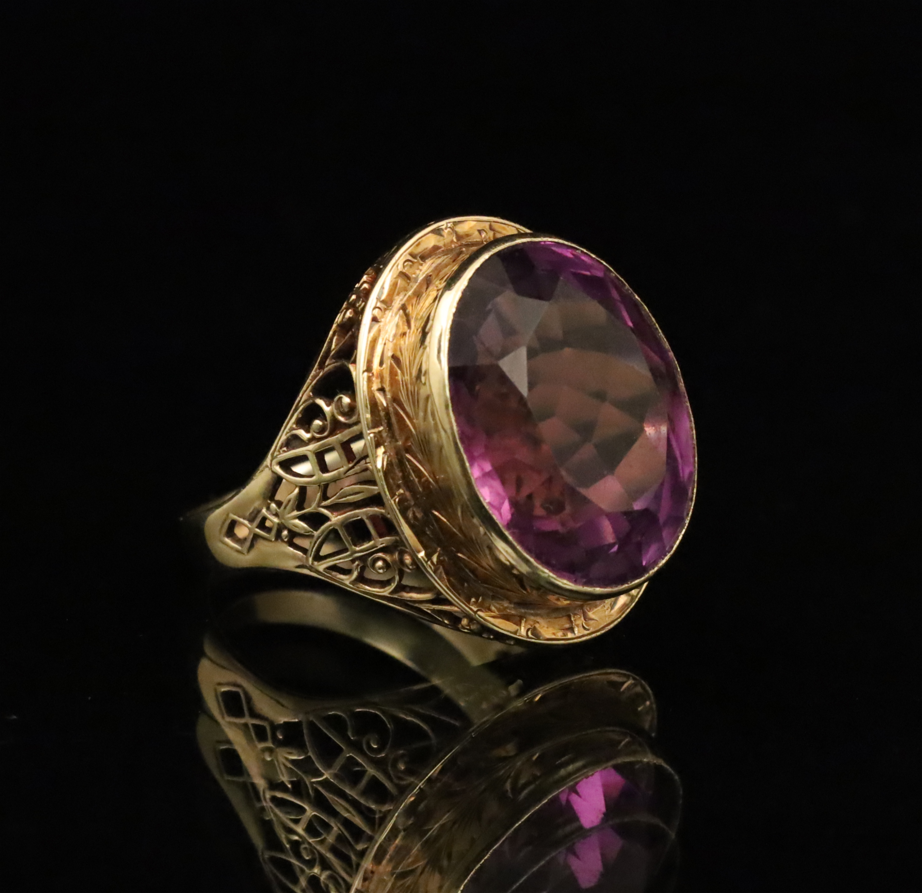 Appraisal: K YELLOW GOLD AND AMETHYST RING K Yellow gold and