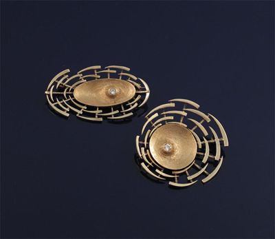 Appraisal: No Reserve Kenneth Lessons A gold circular brooch set with