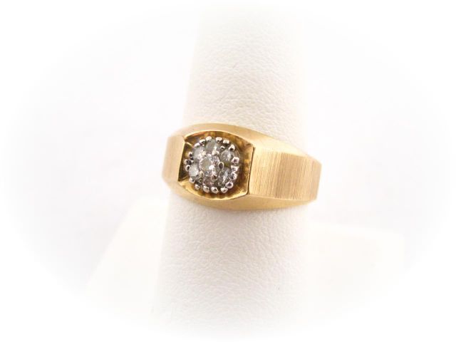 Appraisal: k yellow gold gents diamond ring with center cluster and