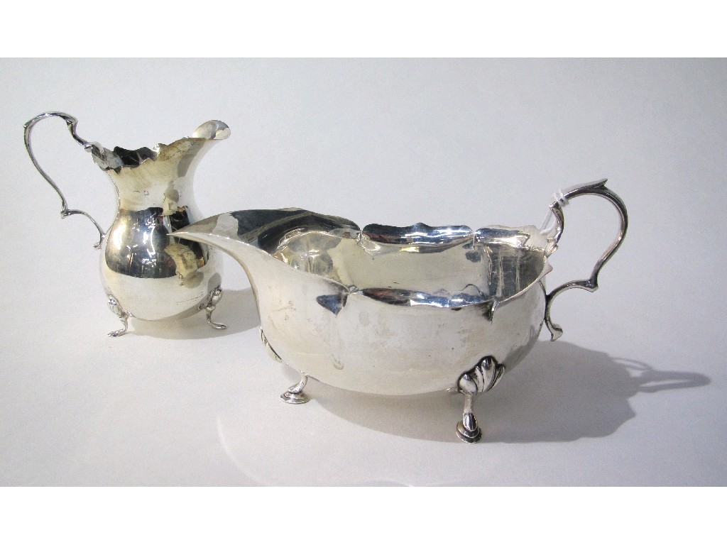 Appraisal: Lot comprising silver sauceboat and silver cream jug Birmingham and