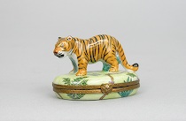 Appraisal: A Limoges Tabatieres Tiger Hand painted porcelain oval box with