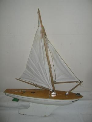 Appraisal: A Star Yachts model yacht Endeavour IV in painted wood