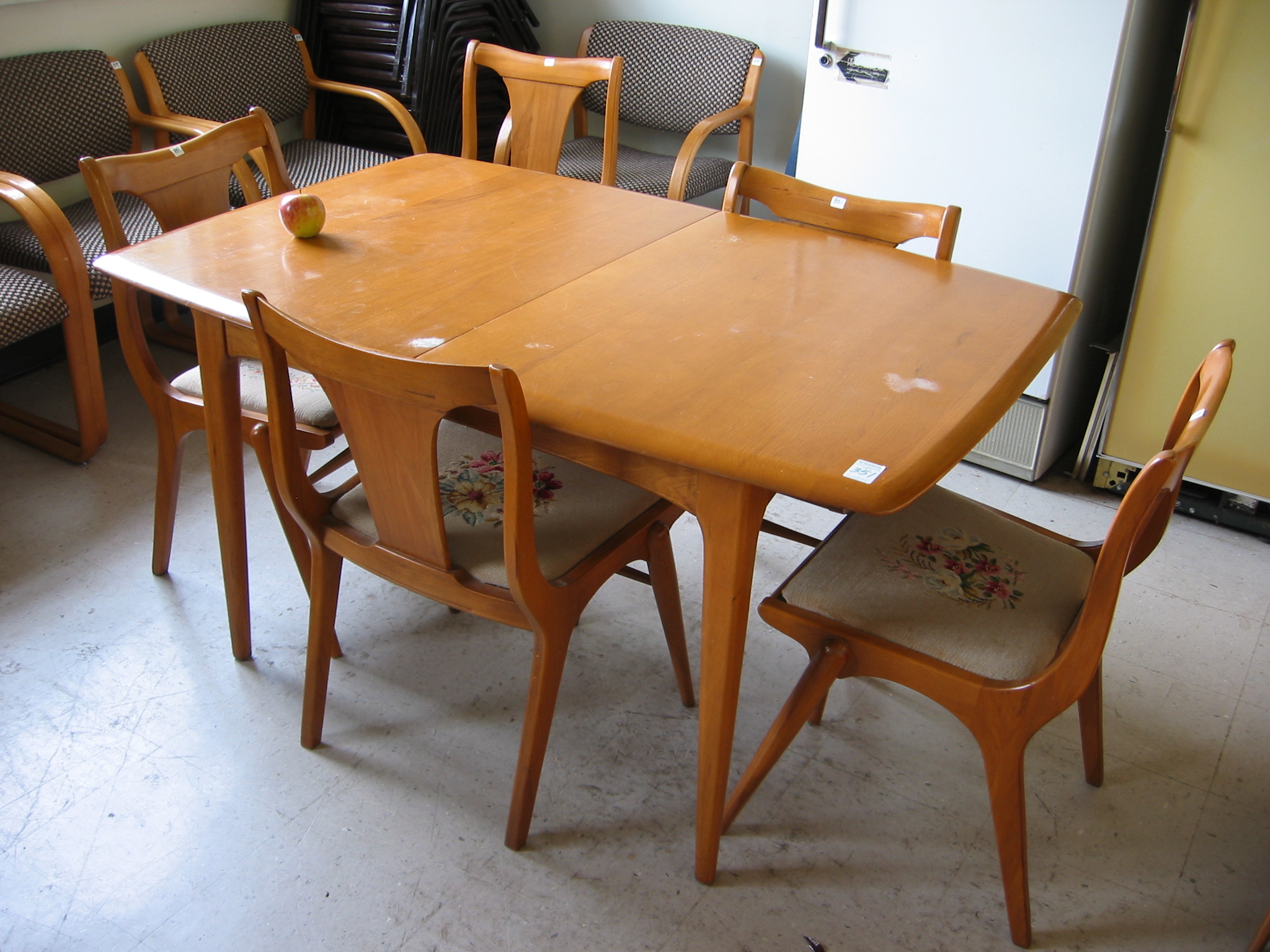 Appraisal: SEVEN-PIECE MAPLE DINING TABLE AND CHAIR SET American c 's