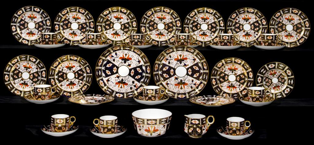 Appraisal: A ROYAL CROWN DERBY OLD DERBY WITCHES PATTERN TEA SERVICE