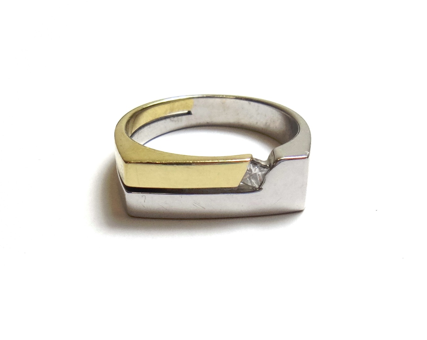 Appraisal: A two colour gold and diamond set single stone ring