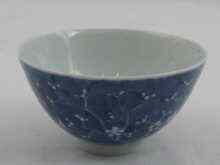 Appraisal: A Chinese tea bowl the interior with underglaze blue crane