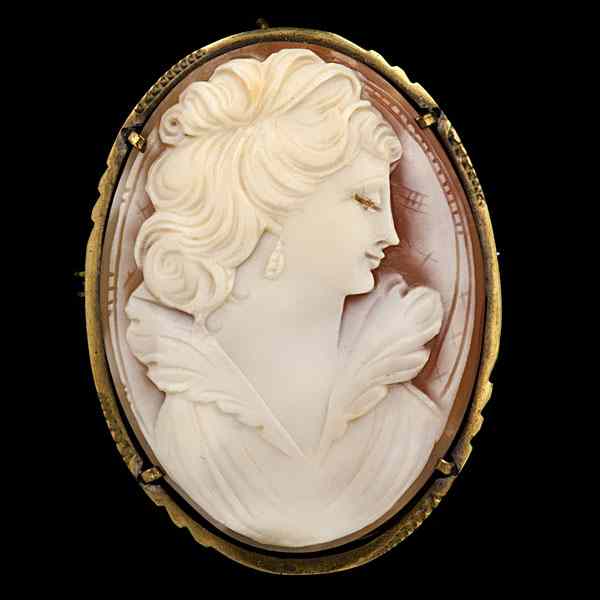 Appraisal: Ladies Thin Cameo A carved cameo of a lady bezel