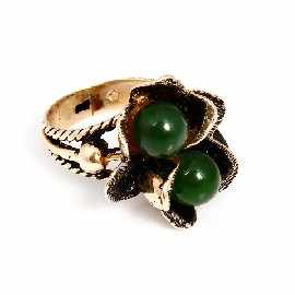 Appraisal: A ct gold green stone dress ring size K gms