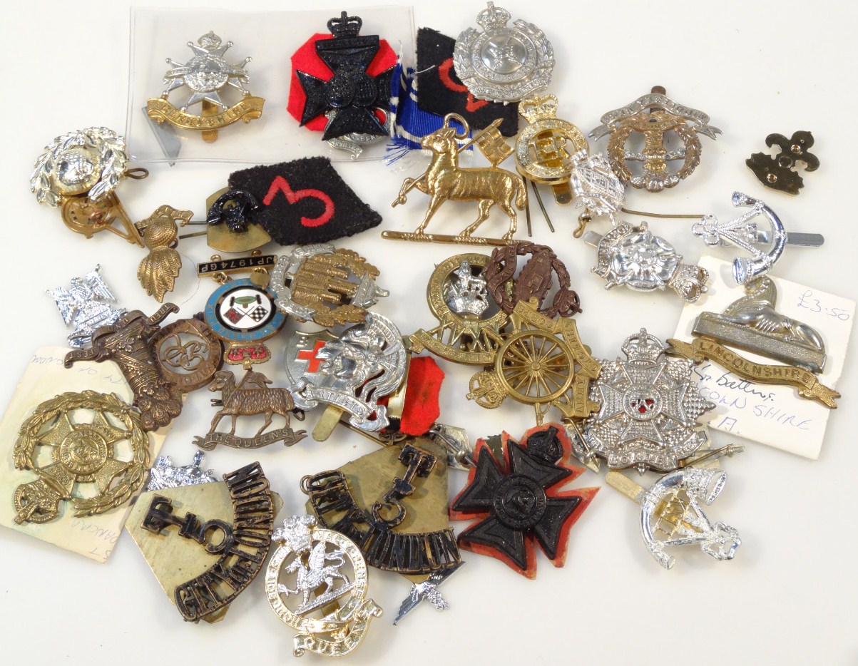 Appraisal: Various thC army cap badges etc to include Lincolnshire sphinx