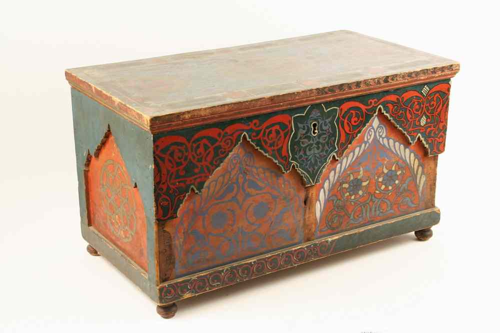 Appraisal: STORAGE BOX - Wonderful paint decorated aesthetic period pine lift