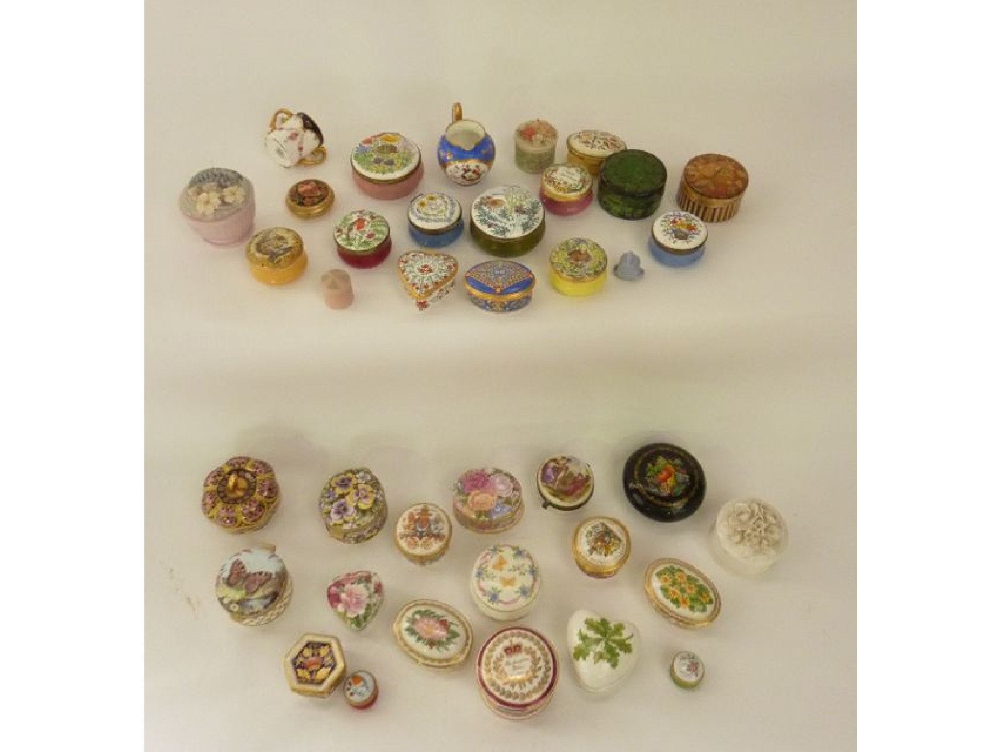 Appraisal: A quantity of various trinket boxes some in ceramic and